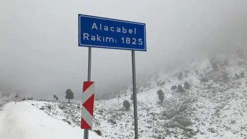Antalya Yaza Hazırlanırken Kar Sürprizi İle Karşılaştı